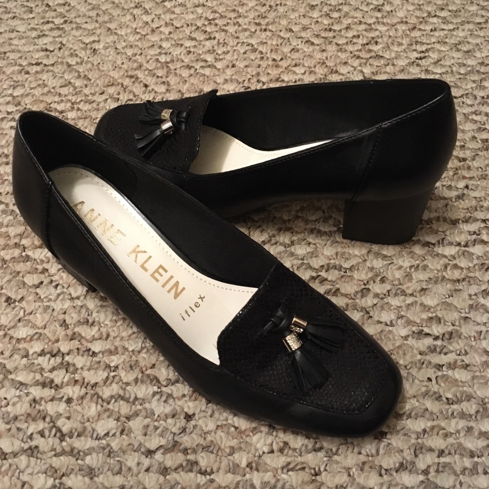 ANNE KLEIN iFlex Black Leather Tassle Loafer Heels